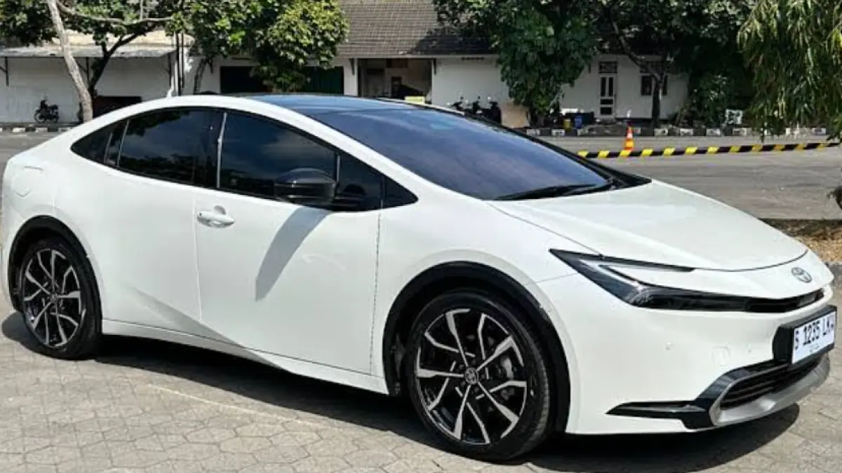 Toyota Prius Plug-in Hybrid vs Standard Hybrid: Mana yang Lebih Hemat dan Cocok untuk Anda?