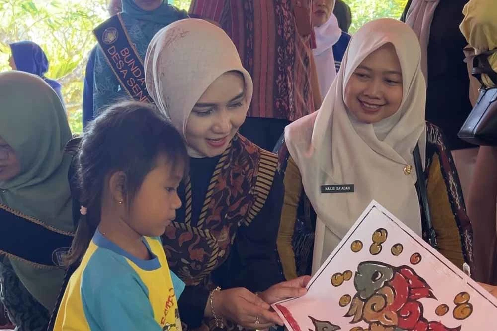 Kolase Anak Maritim dengan Serbuk Kayu: Tradisi Ukir yang Hidup di Tangan Anak