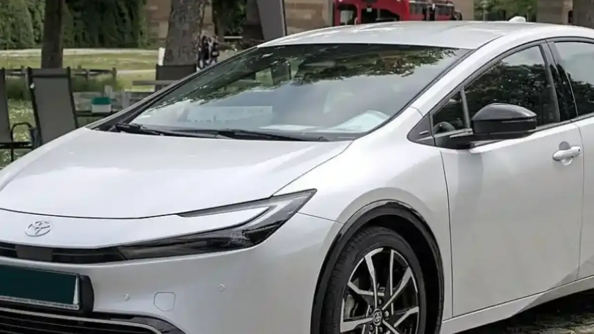 Toyota Prius Plug-in Hybrid vs Standard Hybrid: Mana yang Lebih Hemat dan Cocok untuk Anda?