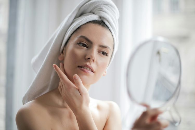 Panduan Memilih Serum Anti-Aging Sesuai Kondisi Kulit