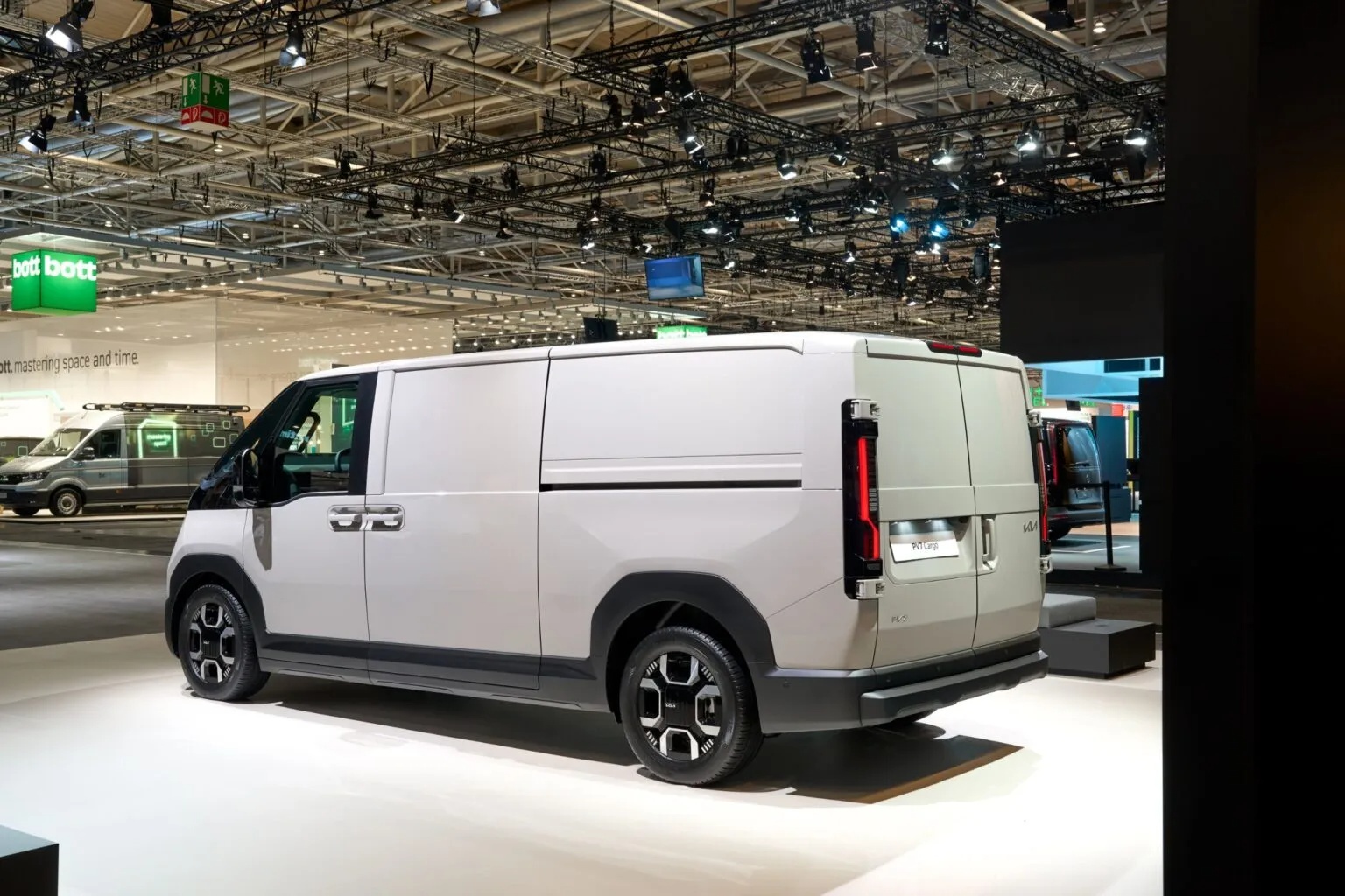 Kia PV7 Van Listrik Jumbo: Premium, Futuristik, Komersial
