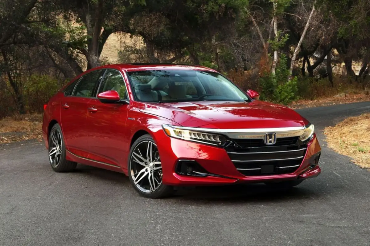 Honda Brio Satya E CVT Bekas vs Honda Accord Bekas: Pilih City Car Irit atau Sedan Premium