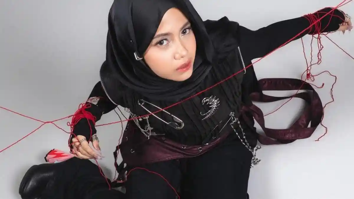 Hanin Dhiya Ubah ‘Cinta Ini Membunuhku’ Jadi Balada Sendu yang Lebih Personal