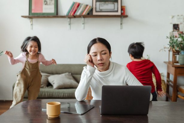 Strategi Kerja Fleksibel untuk Orang Tua Tunggal: 7 Pilihan Karir yang Bisa Disesuaikan dengan Kebutuhan Anak