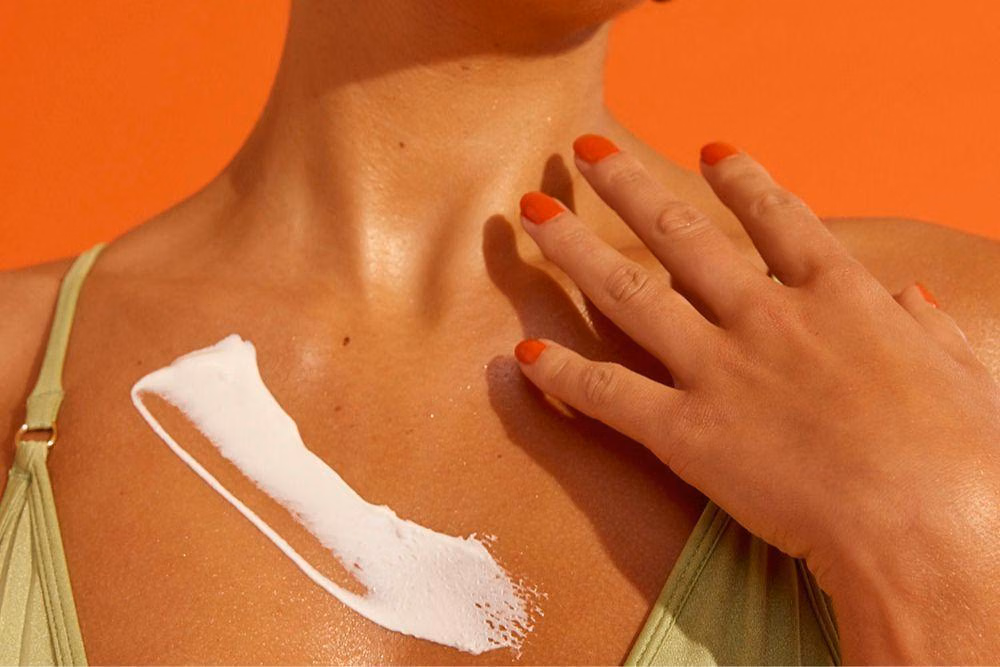 Sunscreen SPF 50 untuk Badan dengan Tekstur Nyaman dan Tahan Air