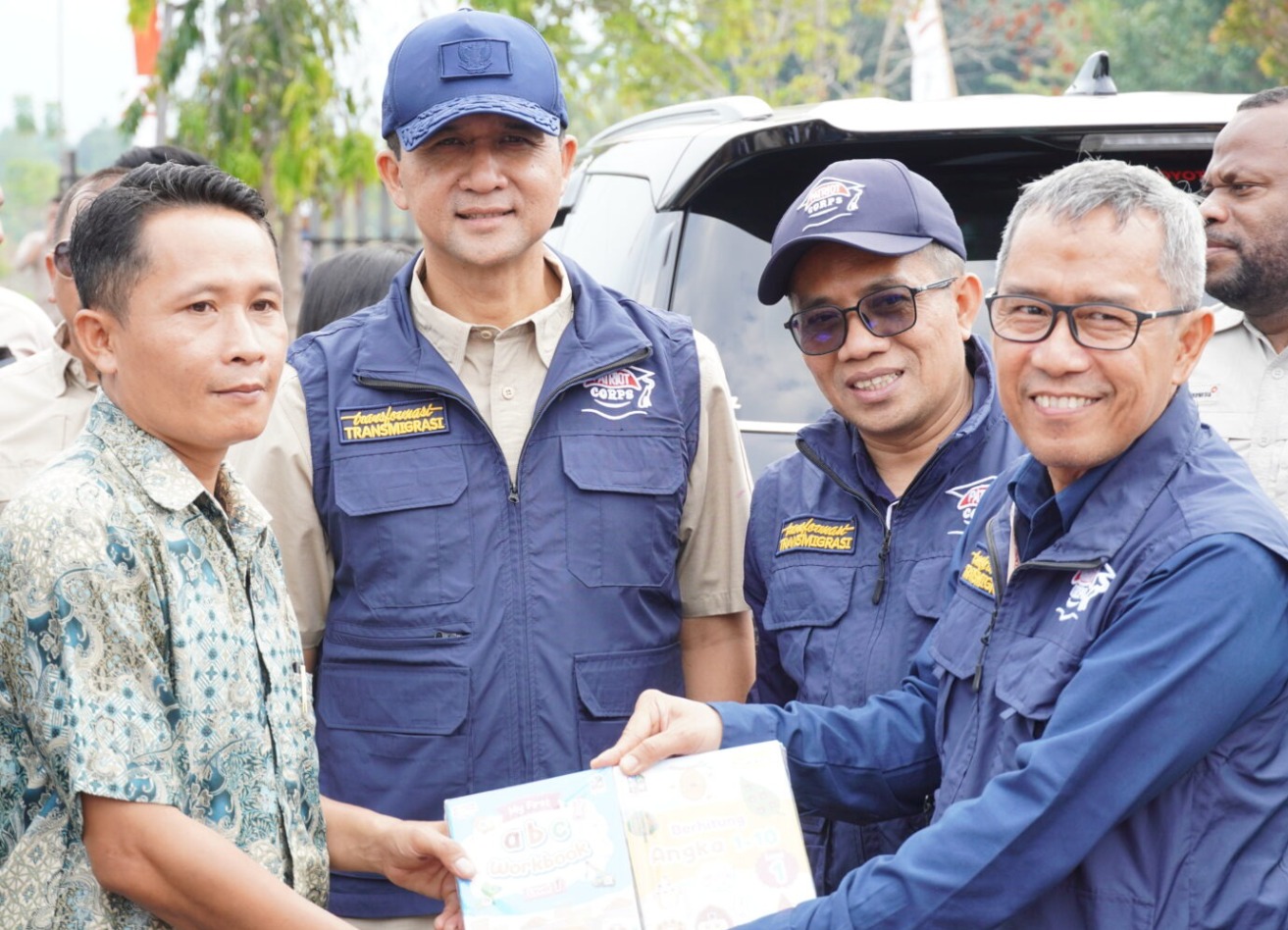Buku Calistung dan STEM Menembus Keterbatasan Belajar di Kawasan Transmigrasi