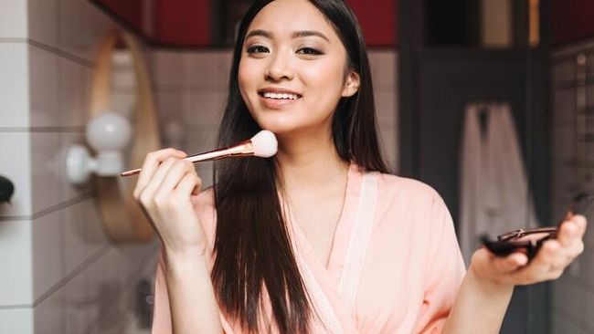 5 Base Makeup Tahan Lama untuk Iklim Tropis: Dari Skin Tint hingga Bedak Anti Luntur