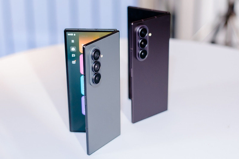 iPhone Duo vs Galaxy Z Fold8: Duel HP Lipat Premium