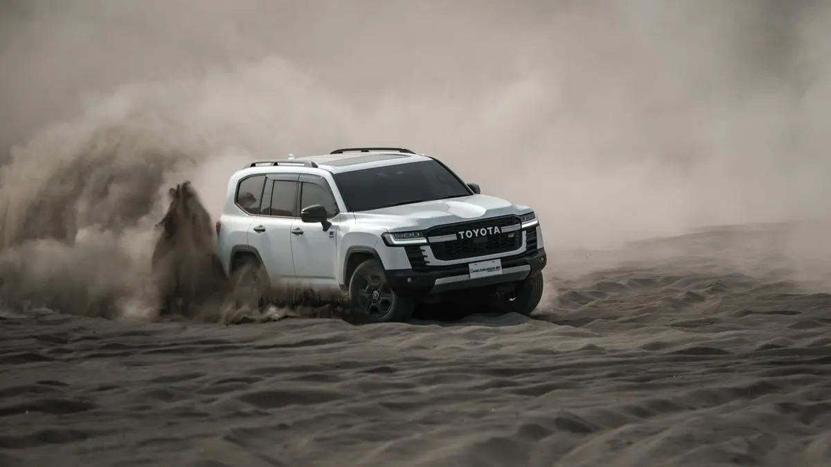 Toyota Land Cruiser 300 Hybrid EV Tangguh di Medan Ekstrem