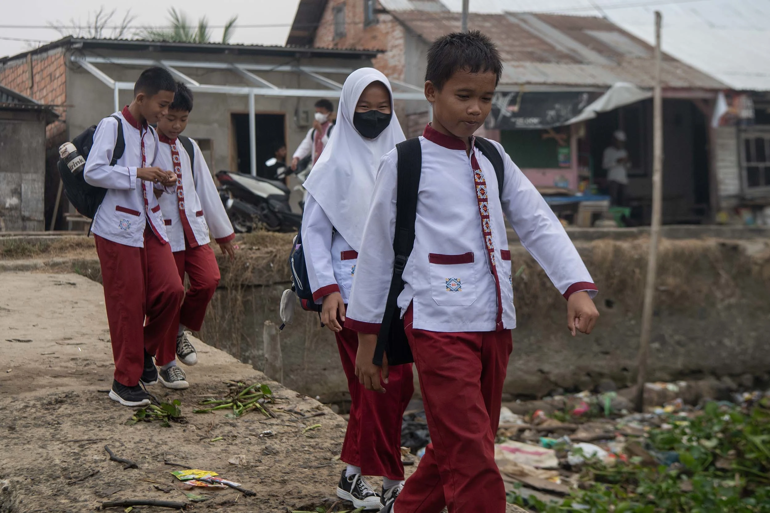 Ketika Kabut Asap Memaksa Sekolah Tutup: Strategi Orang Tua Mengawal PJJ Anak