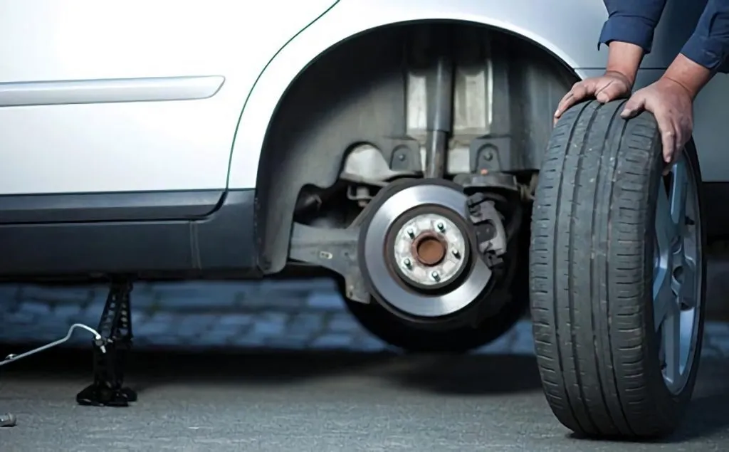 Ban Mobil Kempes dan Tipis Sebelah: Panduan Diagnosis Mandiri