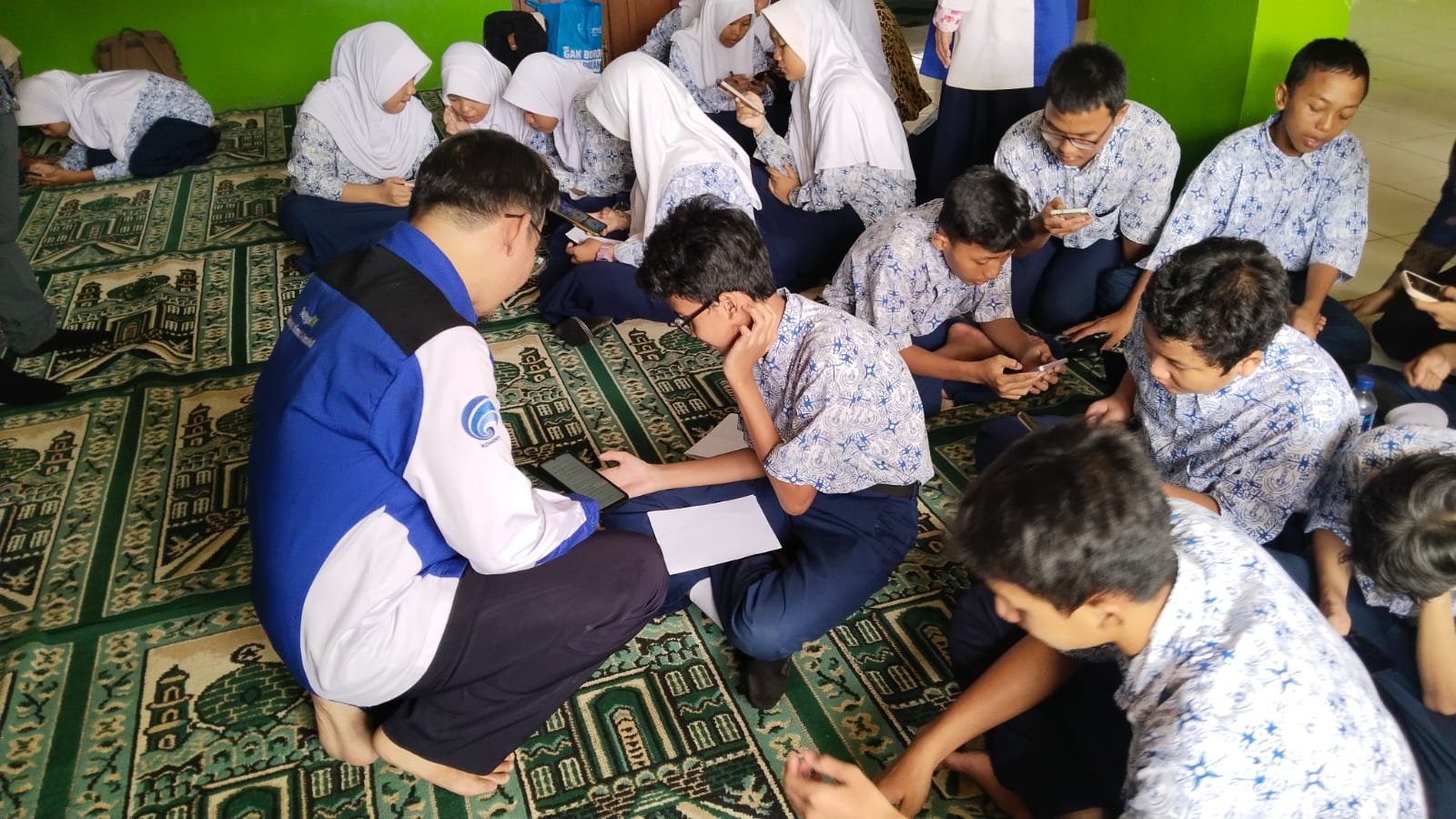 Sekolah Ajarkan Cara Aman Bermedia Sosial Sejak Dini
