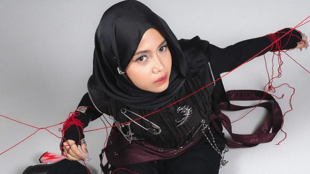 Hanin Dhiya Ubah Nuansa Lagu Klasik dengan Sentuhan Sendu