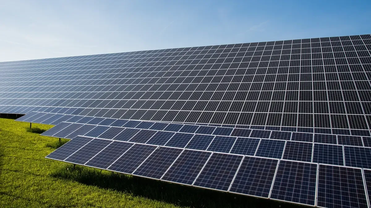 Target PLTS 100 GW: Ambisi Hijau di Persimpangan Jalan