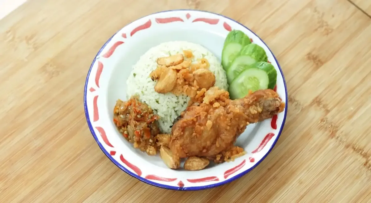 Ayam Goreng Bawang Putih dan Nasi Daun Jeruk: Menu Akhir Pekan yang Wangi dan Renyah