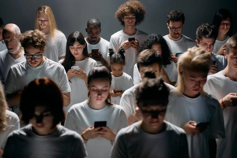 FOMO dan Perbandingan Diri: Tekanan Digital pada Generasi Muda