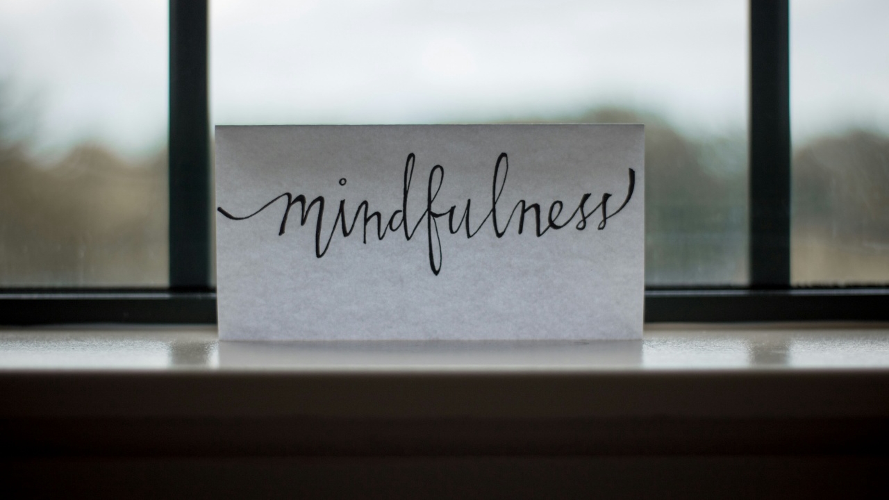 Mindfulness untuk Berita Buruk: Solusi atau Privilege Terselubung?