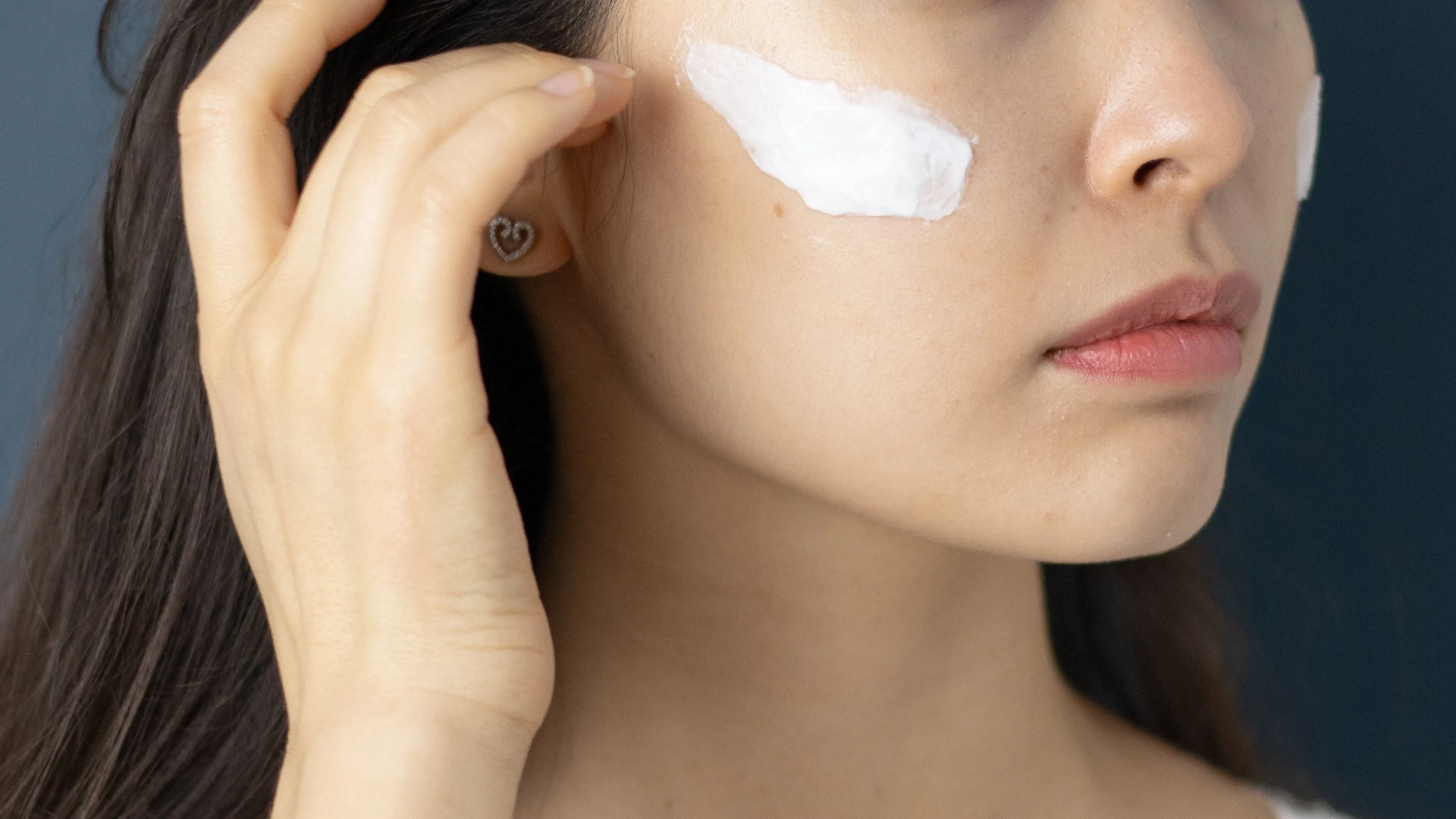 Sunscreen dengan Niacinamide dan Salicylic Acid untuk Kulit Berminyak Berjerawat