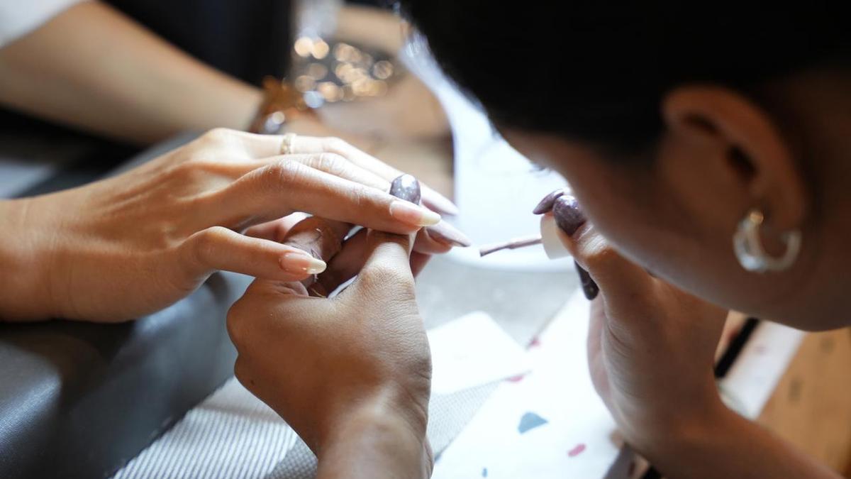 Dari Booth Nail Art ke Panggung Profesional: Kisah Seniman Tuli