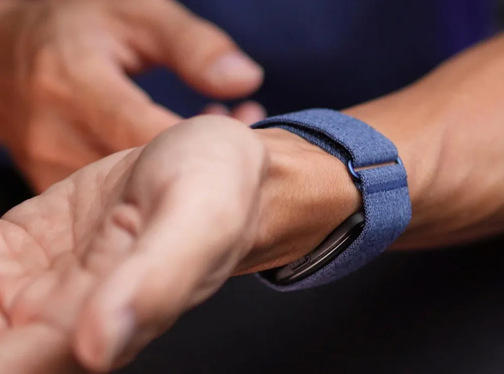 6 Fitness Tracker Tanpa Layar Terbaik: Ringkas, Akurat, dan Tahan Lama