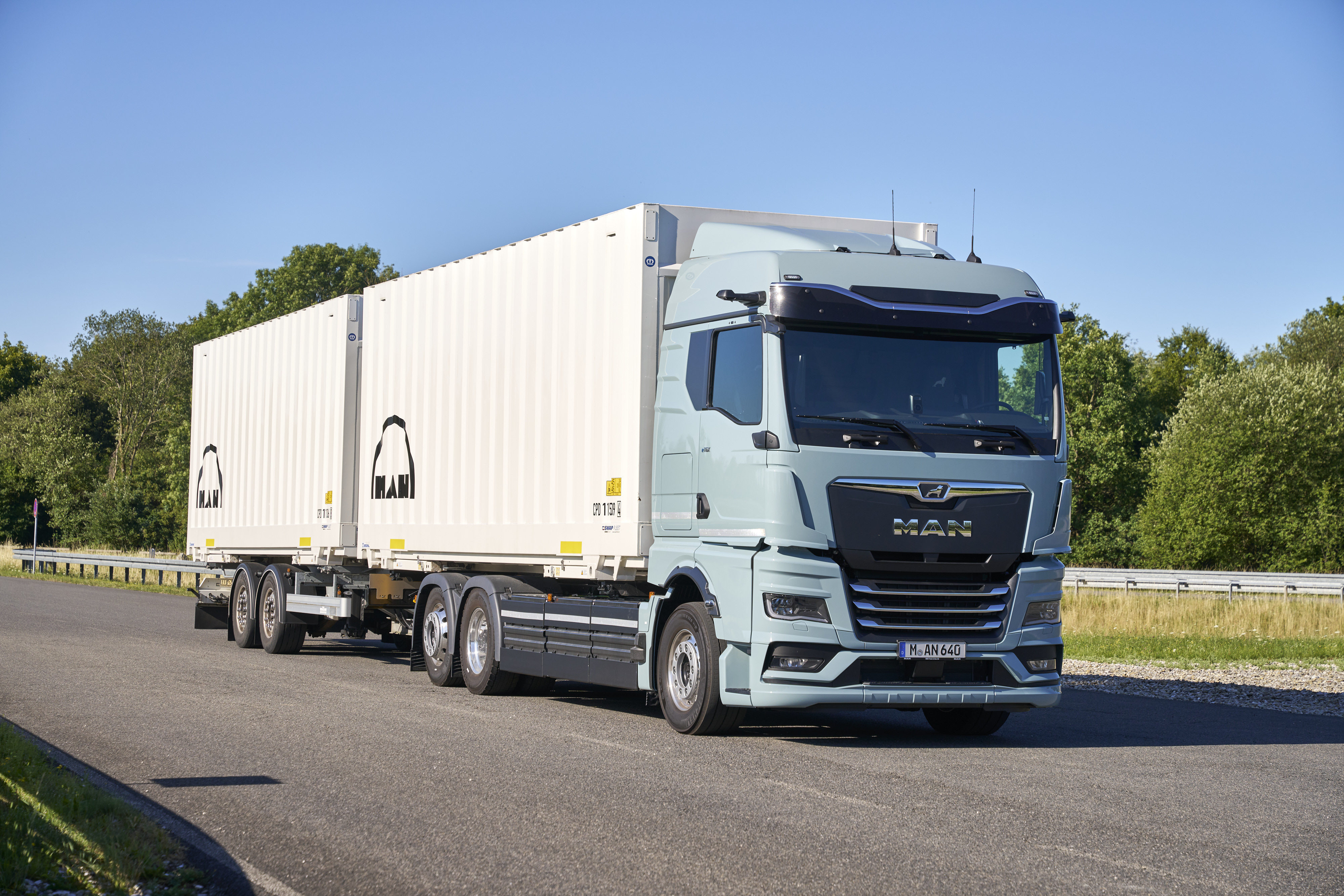 Tiga Truk Listrik Revolusioner: Semi, ETT 44, dan eTGX