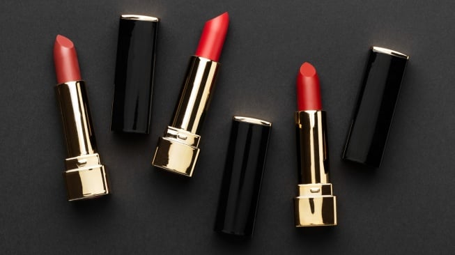 Panduan Memilih Lip Gloss dan Lipstik Sesuai Kondisi Bibir