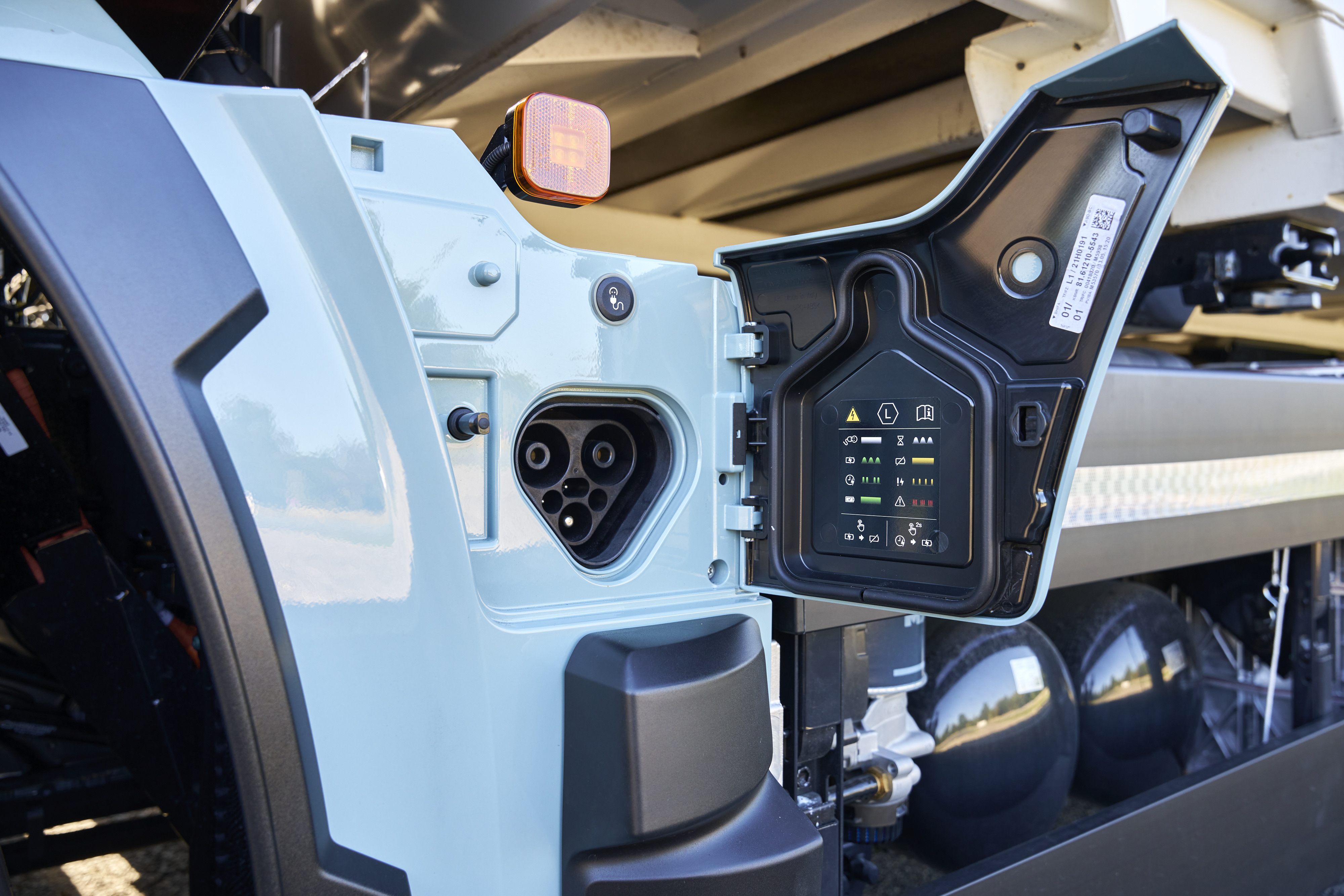 Tiga Truk Listrik Revolusioner: Semi, ETT 44, dan eTGX