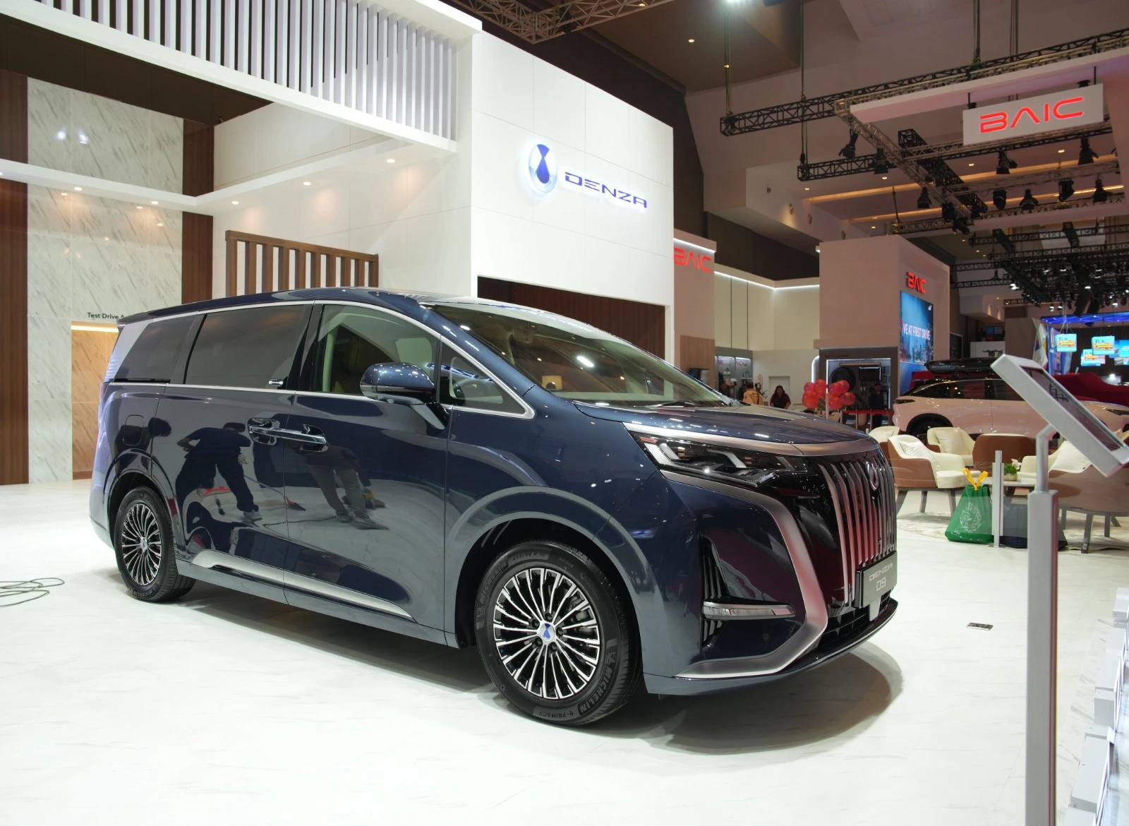 Harga Denza D9 Bekas Turun: Peluang Emas MPV Listrik Premium