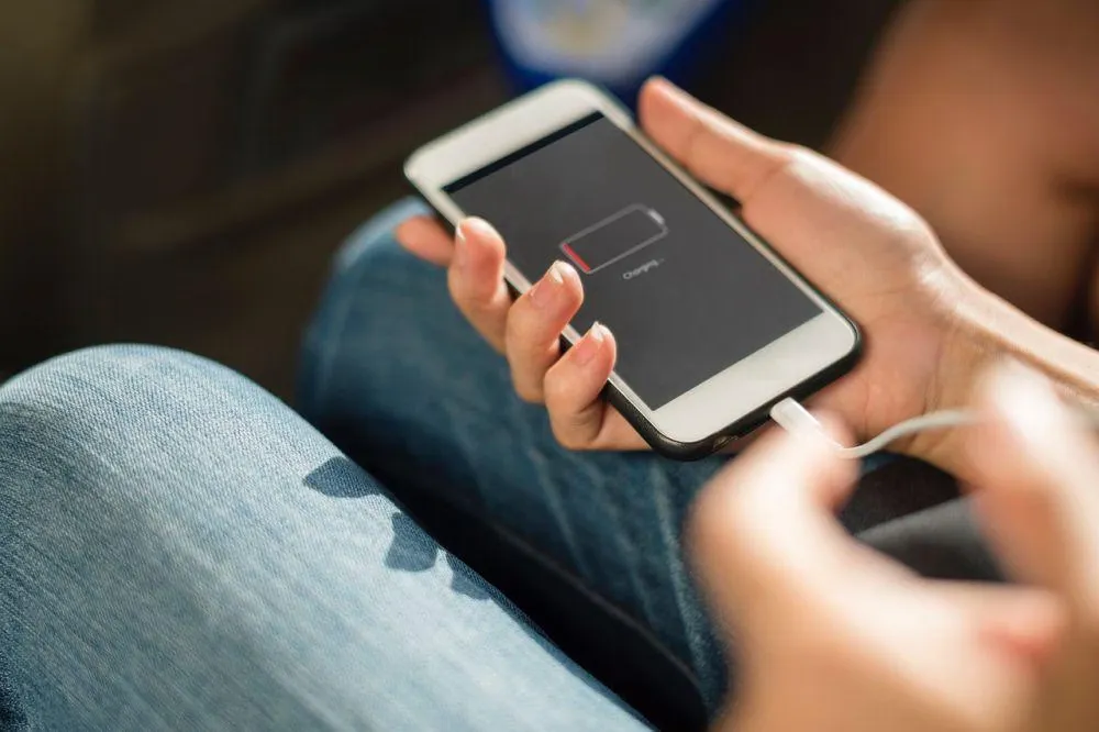 Baterai HP Tahan Seharian Penuh: Dari Pengaturan Dasar hingga Mode Darurat
