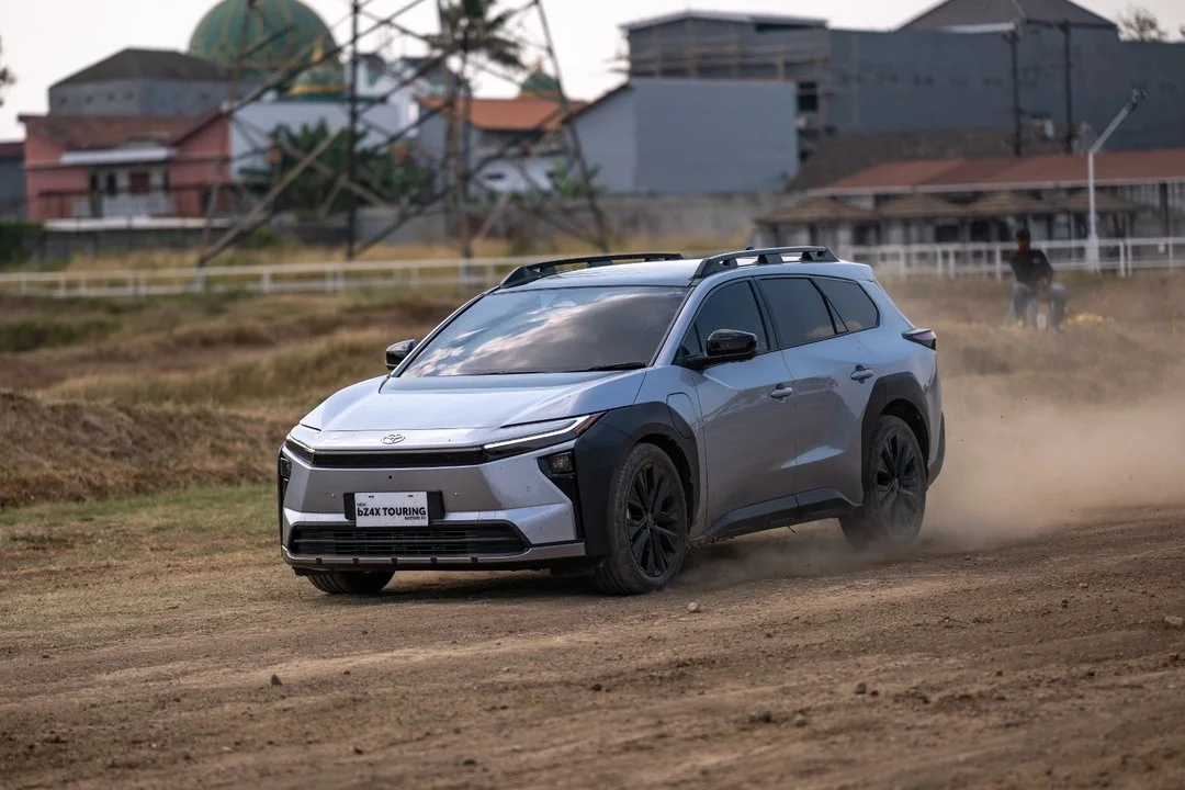 SUV Listrik AWD dengan DNA Land Cruiser: bZ4X Touring Serius di Jalur Off-Road