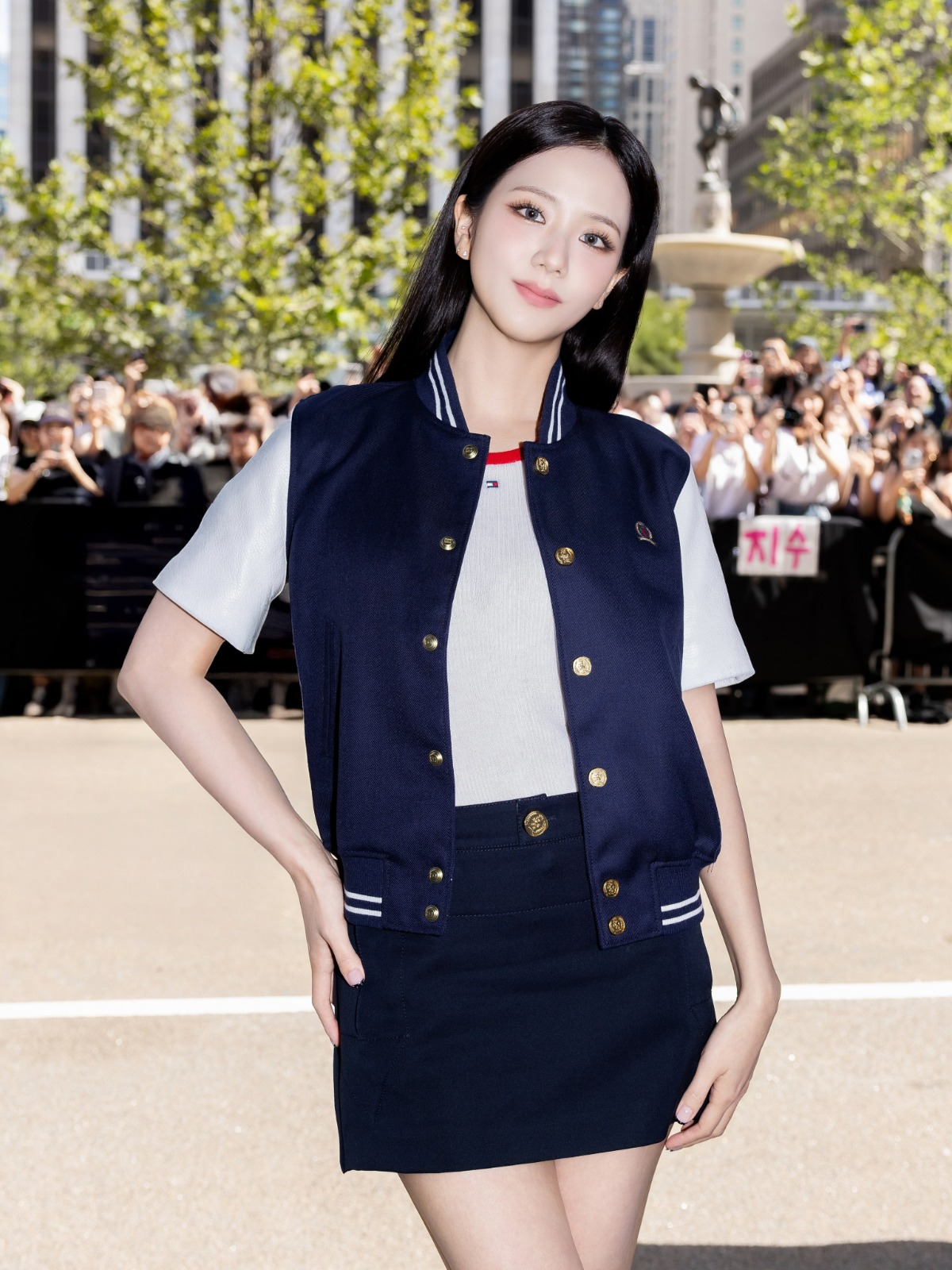 Gaya Edgy dan Preppy Selebriti Global di Runway Mewah