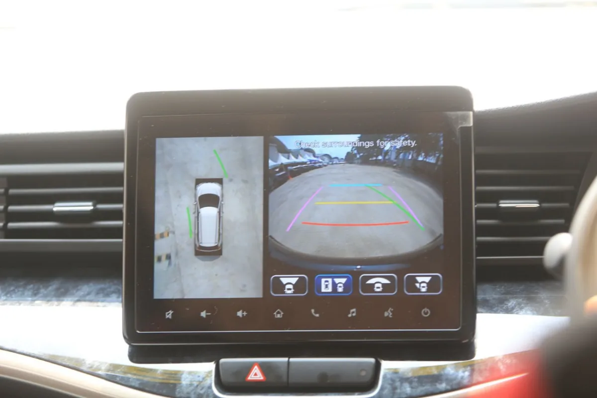Kuasai Parkir Sempit dengan 360° View Camera dan Parking Sensor Belakang Suzuki XL7