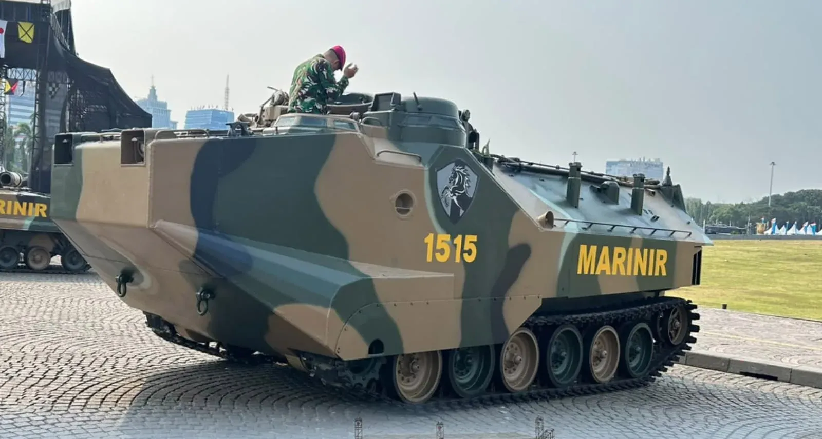 Pertunjukan Kekuatan Militer di Monas: Kapal Induk dan Alutsista Modern Memukau Publik