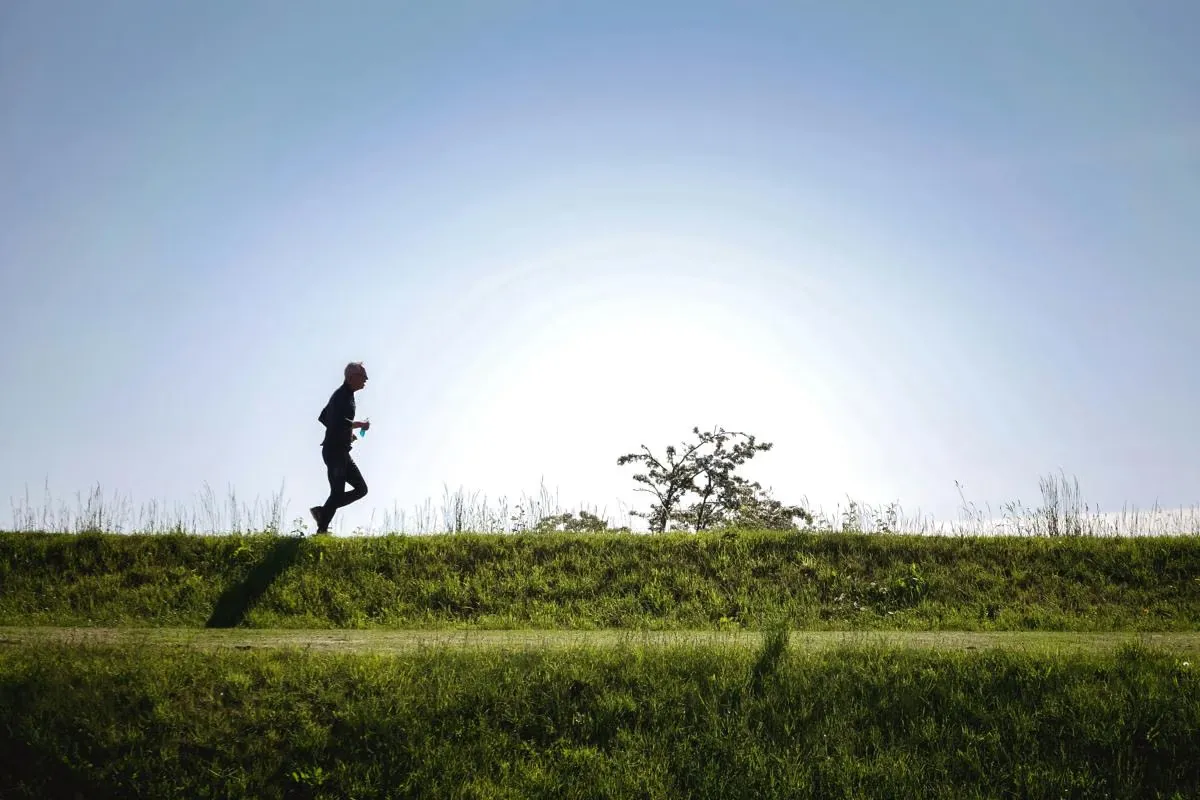 Jogging Sore: Cara Sederhana Menjaga Jantung dan Tidur Nyenyak
