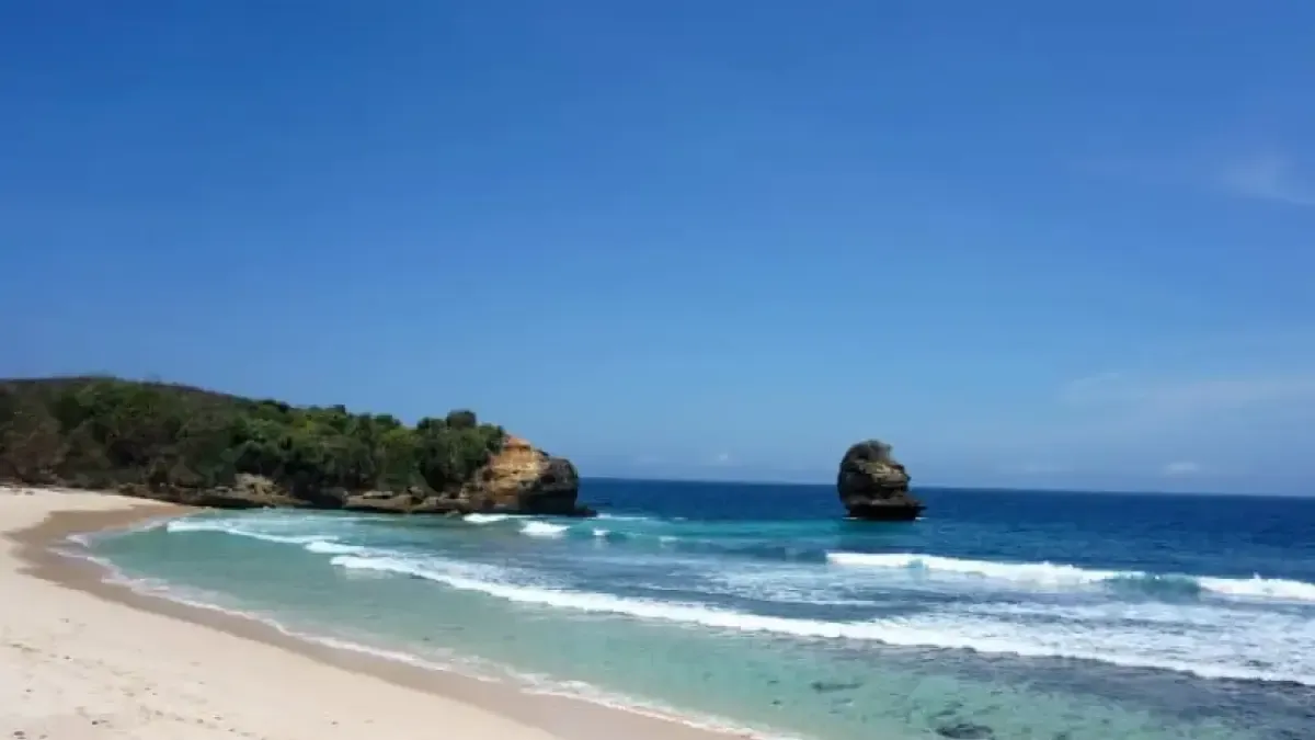 3 Pantai Murah Jawa Timur Dekat Kota Besar untuk Liburan Hemat