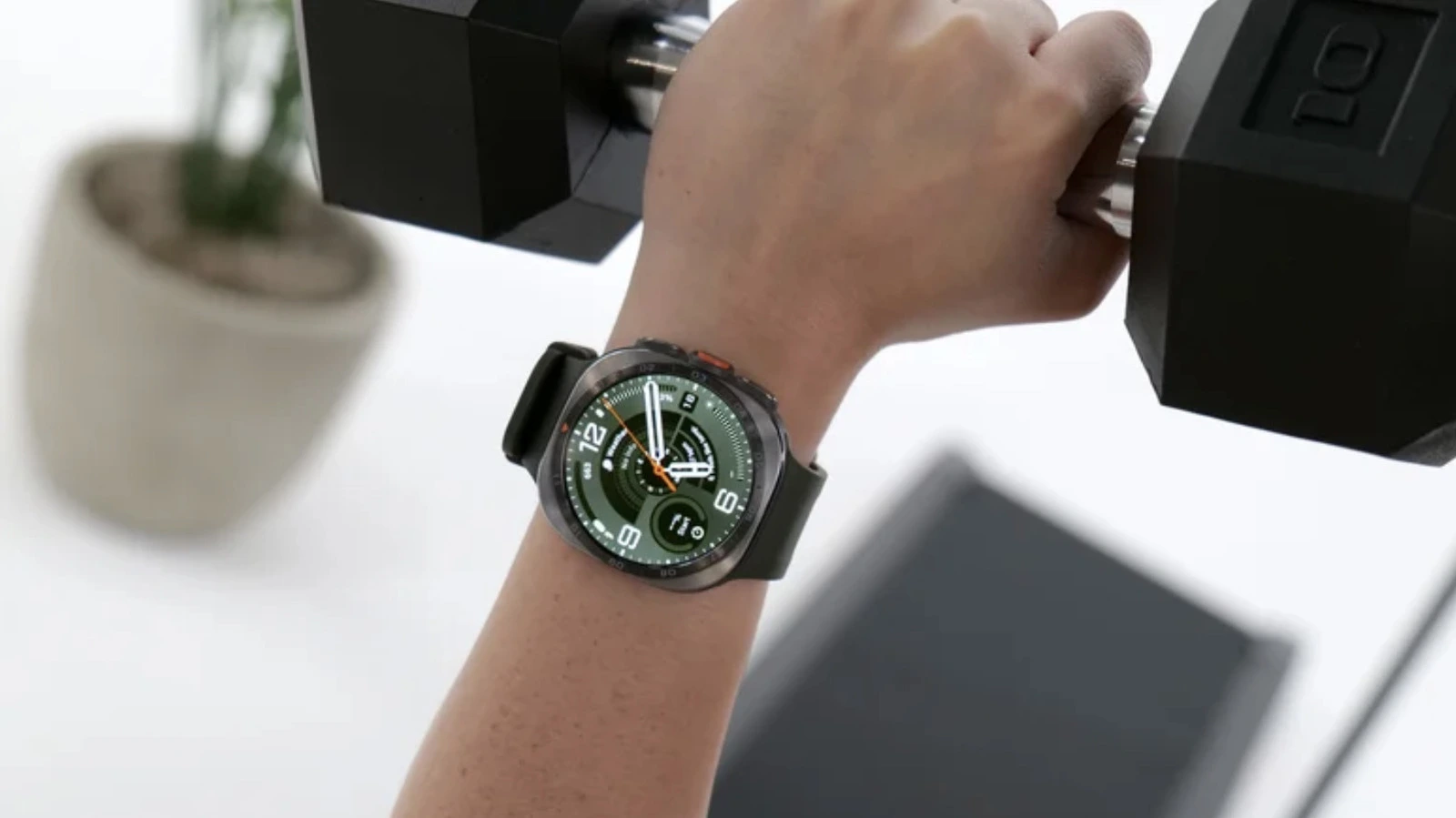 Moto Watch Ultra vs Apple Watch Ultra 4 vs Galaxy Watch Ultra 2
