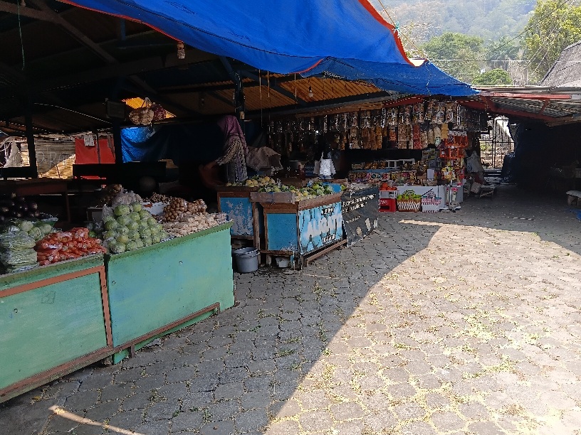 Pedagang Jalanan yang Tetap Berjualan di Tengah Bencana