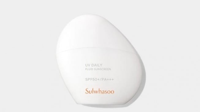 8 Sunscreen Cair Tekstur Ringan yang Tidak Menyumbat Pori