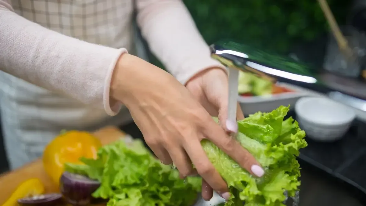 Daftar Buah dan Sayur Paling Terkontaminasi Pestisida dan Cara Aman Memilihnya