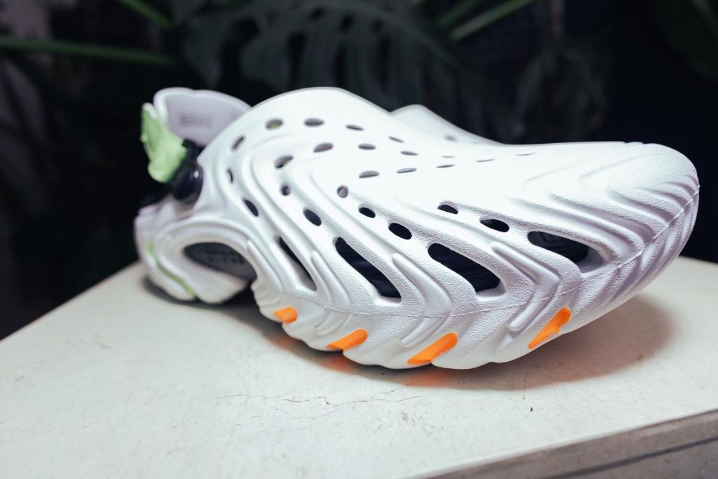 Crocs Echo II: Sneaker Kasual Berani untuk Ekspresi Diri