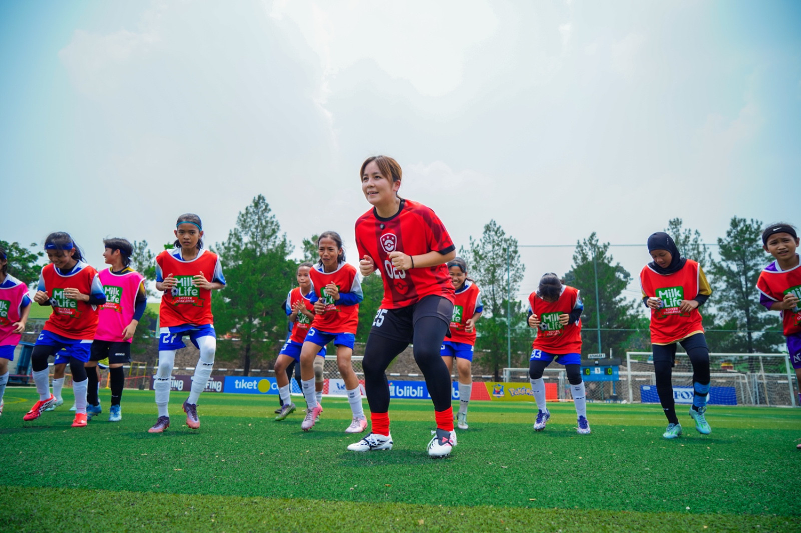 Legenda Sepak Bola Putri Internasional Mengasah Bakat Muda Lokal