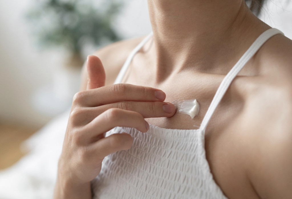 Sunscreen SPF 50 untuk Badan dengan Tekstur Nyaman dan Tahan Air