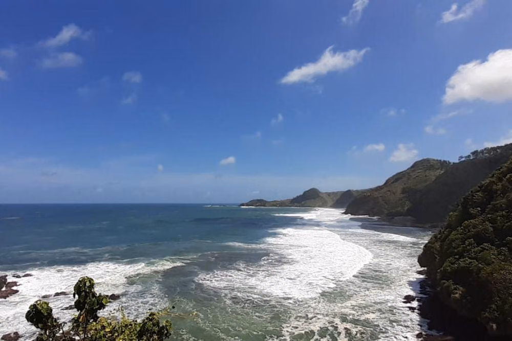 3 Pantai Murah Jawa Timur Dekat Kota Besar untuk Liburan Hemat