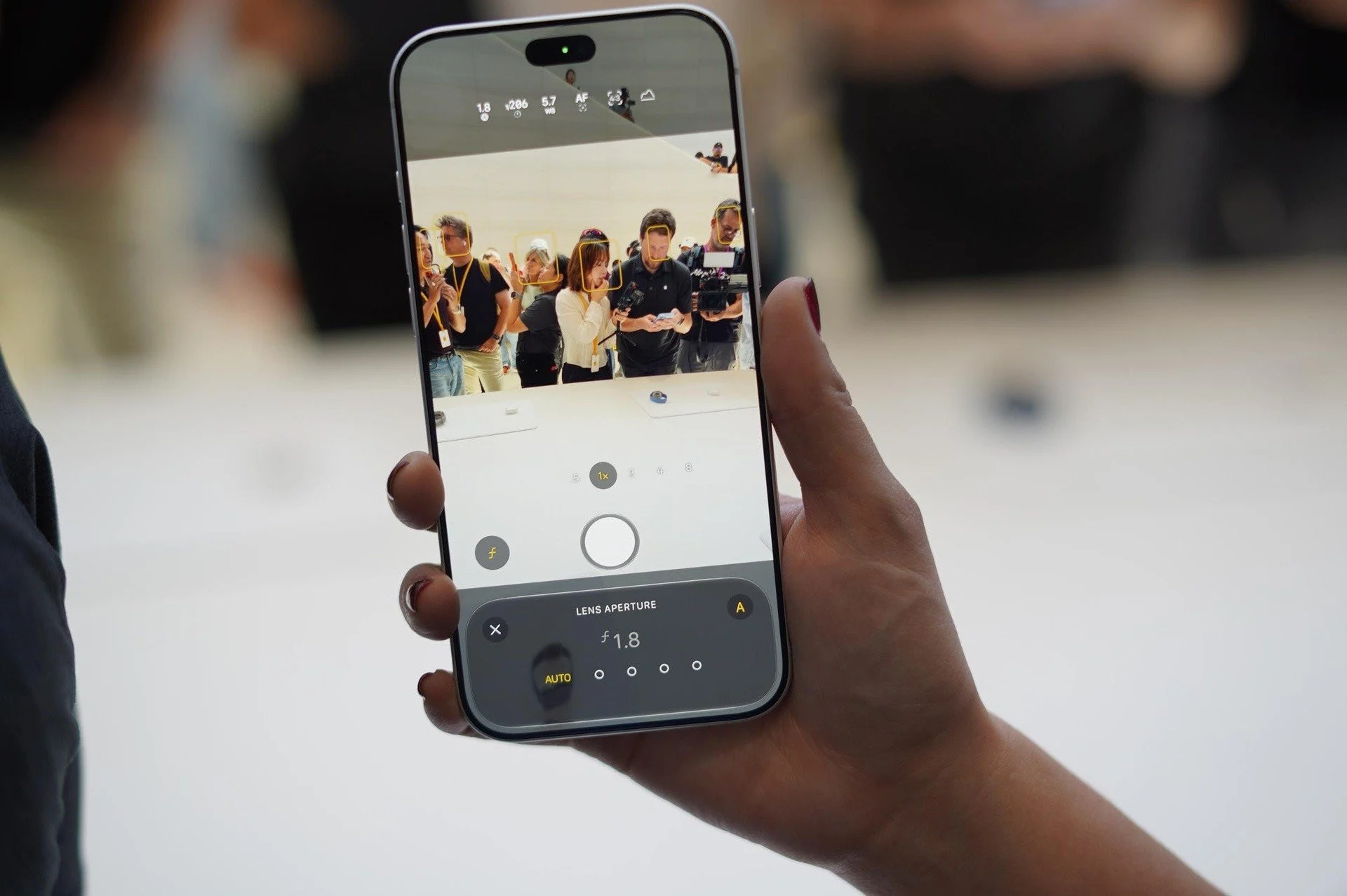 Reference Image Apple: Senjata iPhone Pro Melawan Foto AI