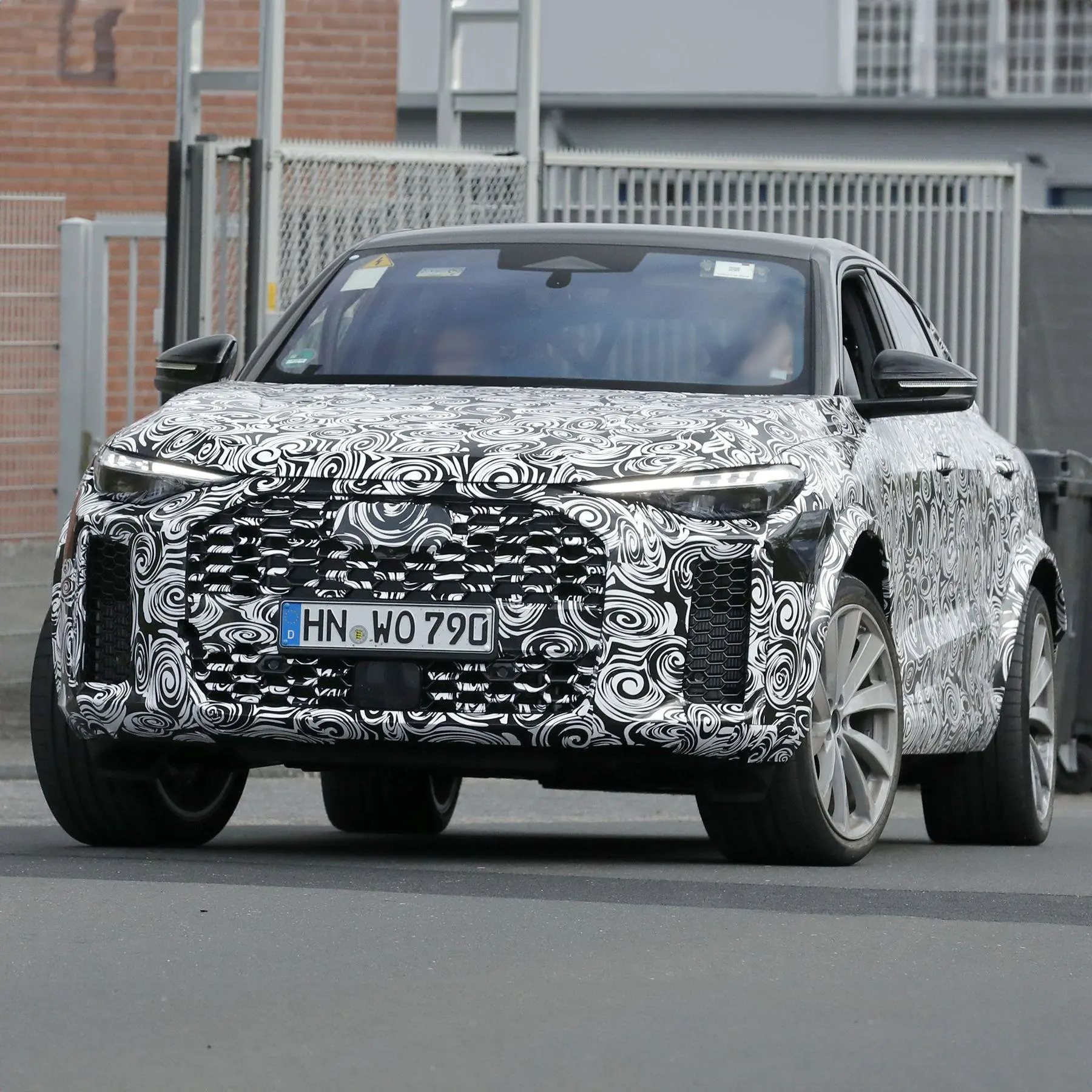 Perbandingan Performa SUV Listrik Premium: Mercedes-AMG 1.153 HP vs Audi RS Q5 Hybrid 630 HP