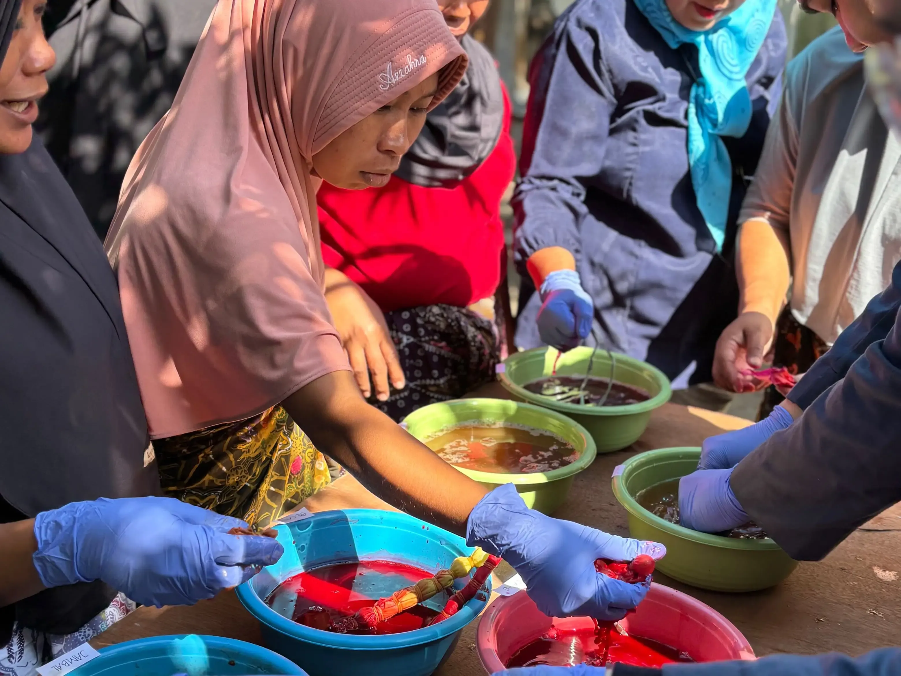 Pewarna Alami, Senjata Baru Pengrajin Tenun Naik Kelas
