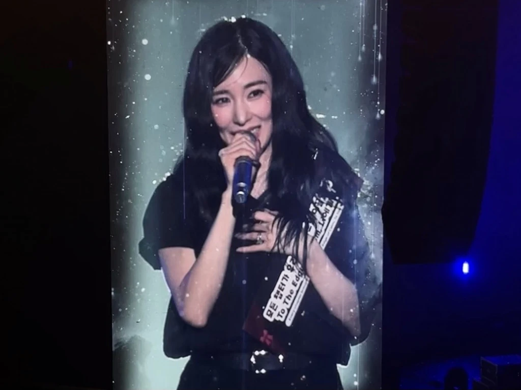 Momen Menyentuh Saat Penyanyi Terhubung Emosional dengan Fans di Panggung Konser