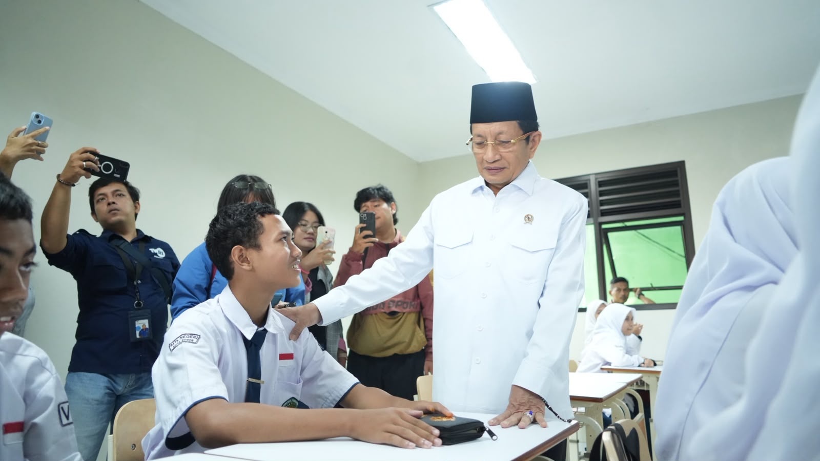 Pembatasan Gawai di Sekolah: Melindungi Siswa di Ruang Digital