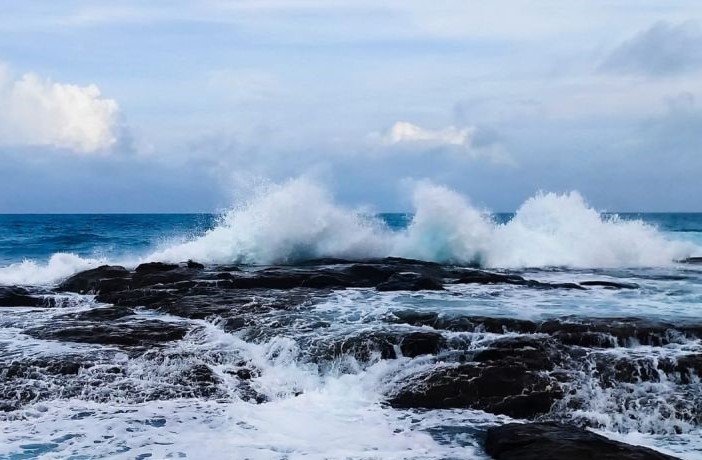 Gelombang Tinggi 4 Meter Ancam Nelayan: Wilayah Rawan dan Panduan Keselamatan Berlayar