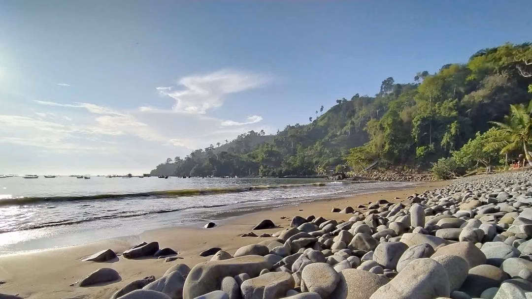 3 Pantai Murah Jawa Timur Dekat Kota Besar untuk Liburan Hemat